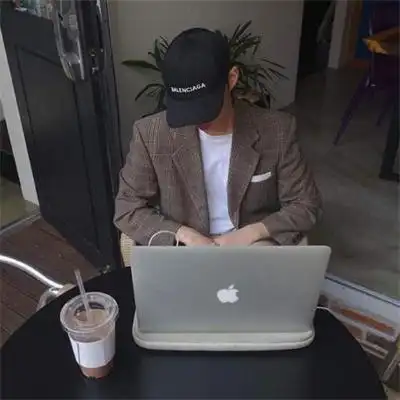 黑白系高冷的酷男戴帽子真人男生头像