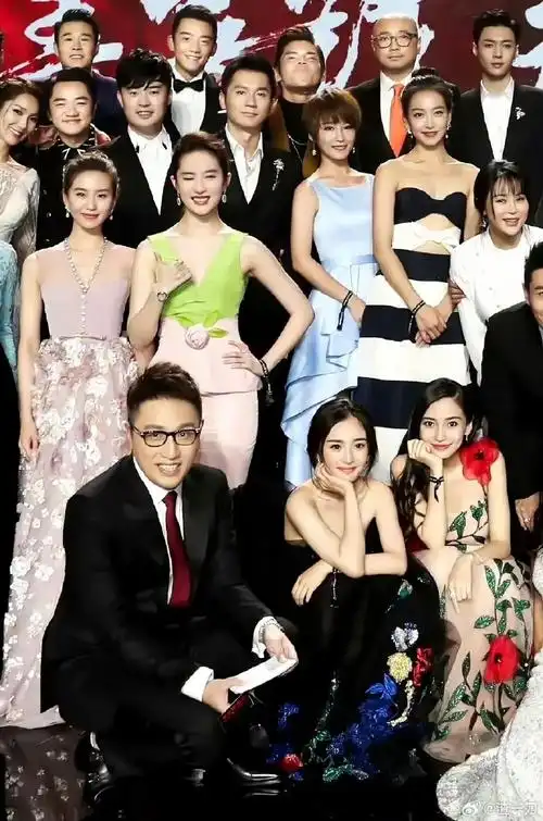 刘亦菲被唐嫣比下去,董洁把周迅秒了,果然女明星最怕的就是合照,尤其