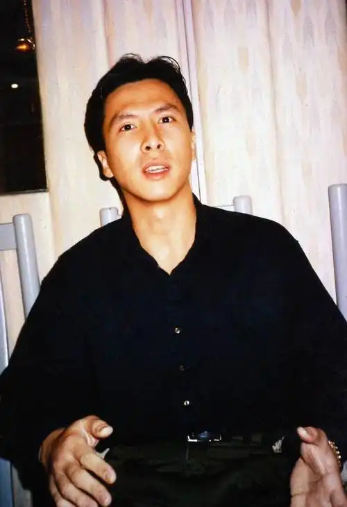 在家庭无数氛围的影响下,小时候的甄子丹就喜欢上了无数,喜欢上了动作