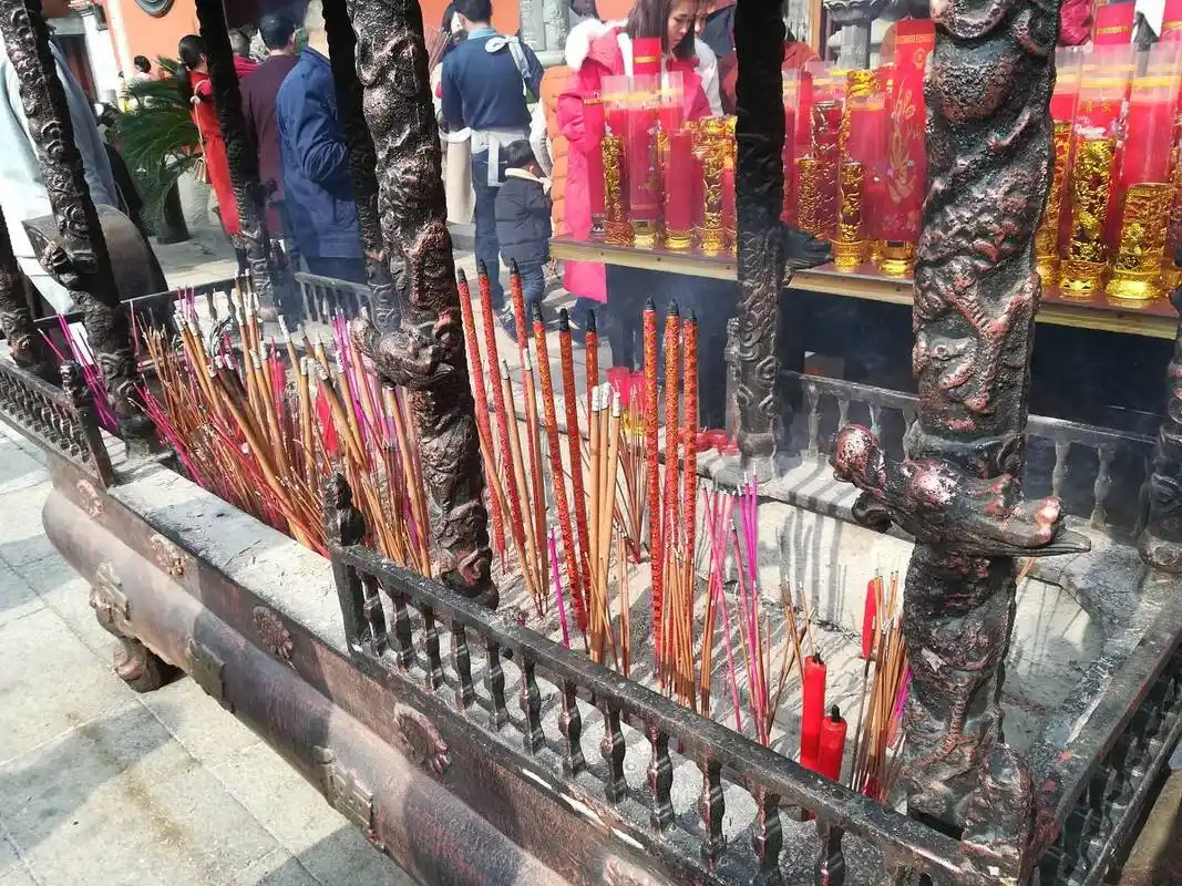 年假去寺庙烧香拜佛时,点香的数量也要讲究,切记这些事项!
