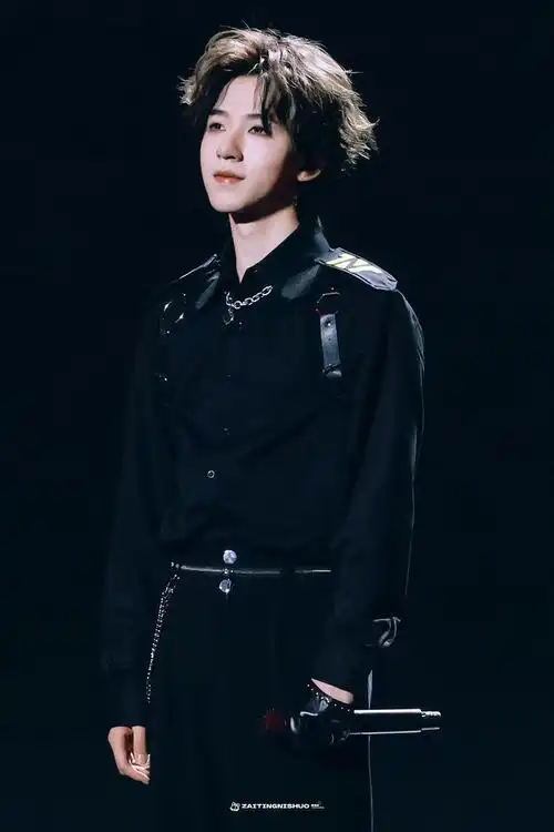 贺峻霖澳门演唱会绝美饭拍 甜酷随意切换……|贺峻霖|演唱会|小王子