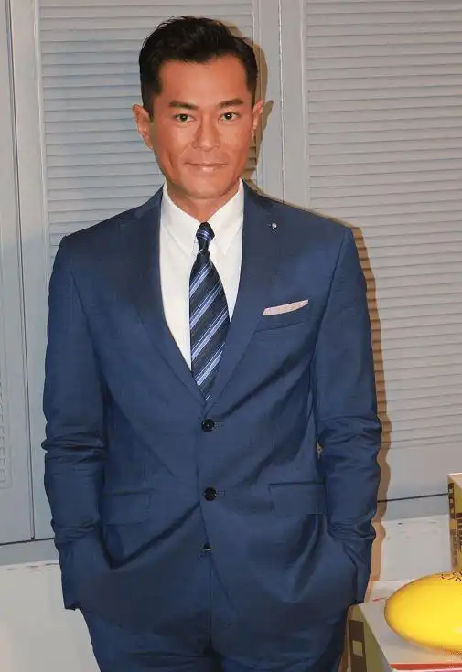 在电影的宣传现场,梁家辉一身酷酷的皮衣打扮,古天乐一身西装革履,两