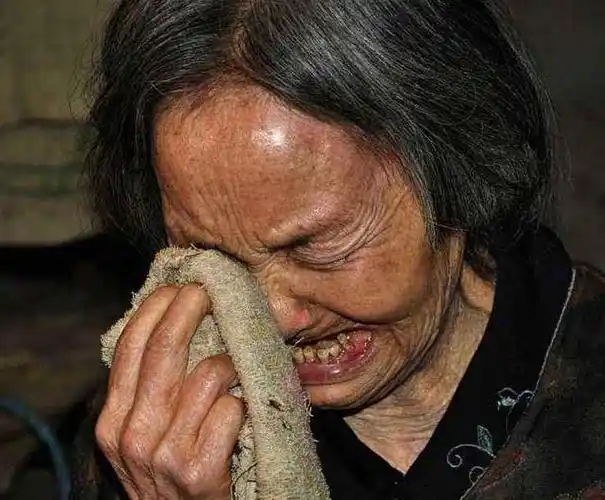 孩子我带饭我做儿媳还要赶我走62岁老人公园抱头痛哭泪诉