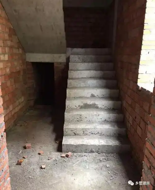 实体墙面用的红砖,在农村大家都很喜欢用红砖建房子,因为红砖建房冬暖