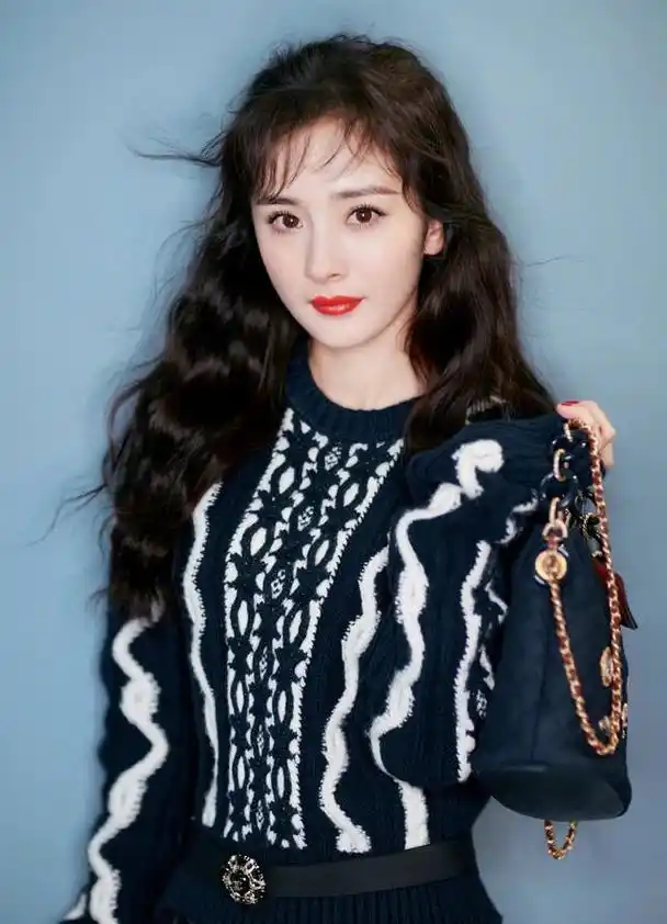 杨幂这样的发型叫"水波纹"纹理烫发,如果你喜欢"杨幂"这样的发型,不放