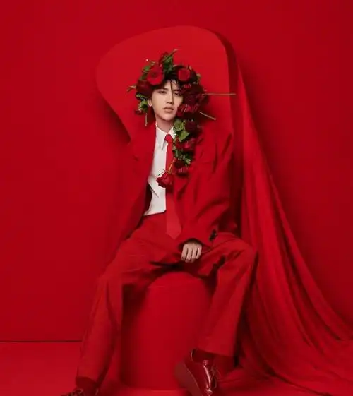 蔡徐坤穿红色西装登封优雅帅气 戴玫瑰花冠气质高贵