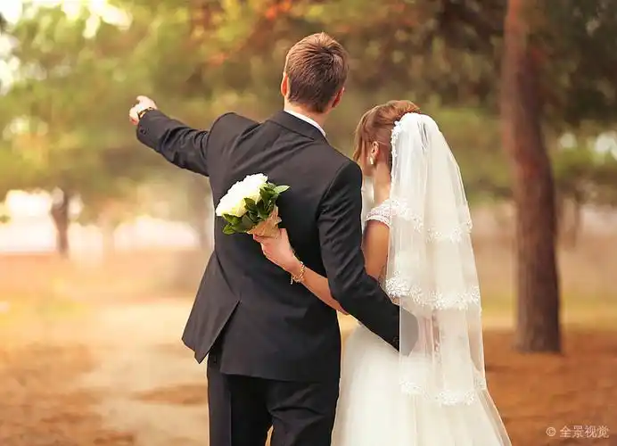 美女_新郎_新娘_站立_背影_树林_背景_图片素材