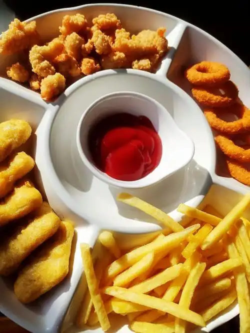 特色小吃拼盘,这个是女士和小孩的最爱,炸薯条,炸鸡块,洋葱圈,闲余