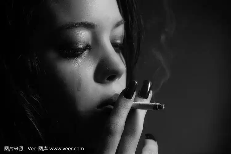 年轻女子一边哭一边抽烟