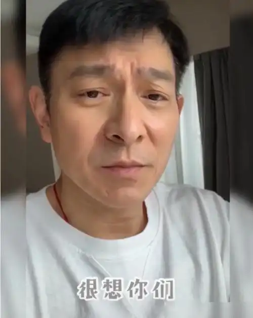 刘德华晒隔离境况引热议,素颜憔悴眼眶湿润,晒手写信字体像打印