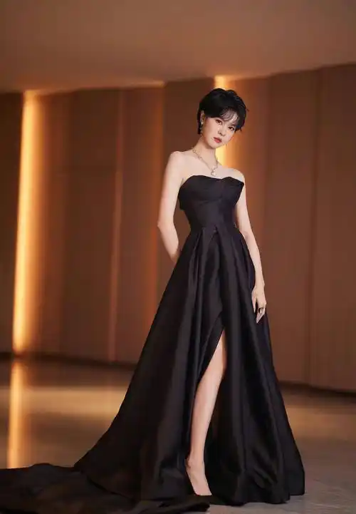 郁可唯的美貌被低估,穿抹胸黑裙秀"筷子腿",狗啃短发又酷又美_黑色_的