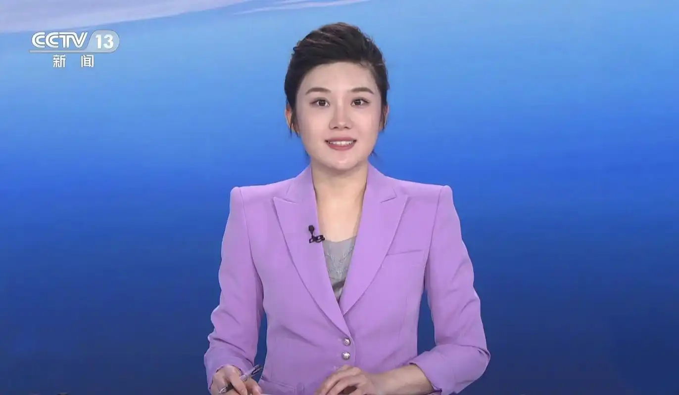 央视新面孔郑子可被重用,新闻播报节奏到位,典型播音腔被看好