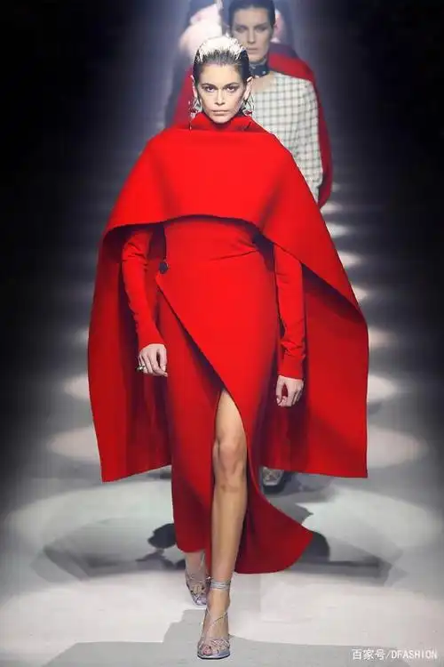 超模kaia gerber凯雅·杰柏,巴黎时装周t台走秀风尚现场