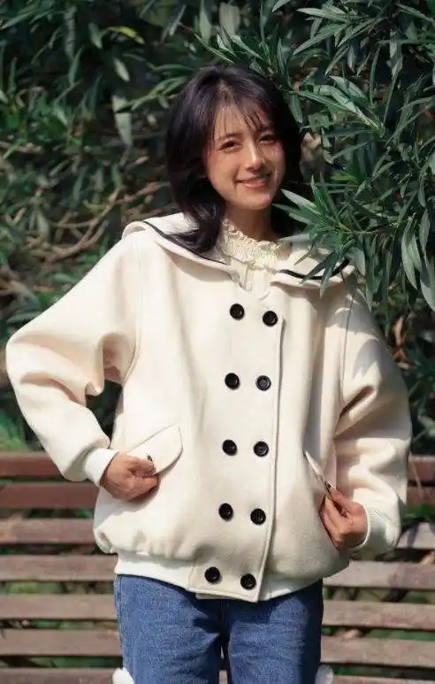 李诞老婆校服照暴露真颜值土掉渣成黑妹美貌全靠美颜滤镜