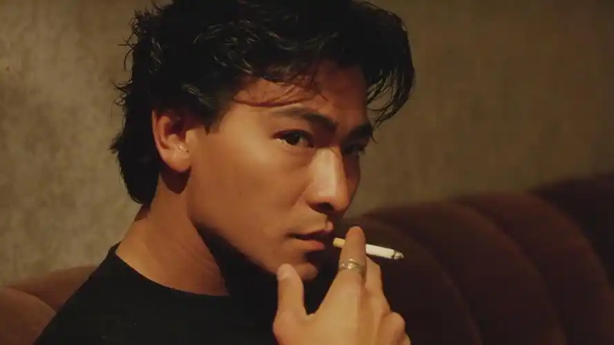 在《永霸天下》这张刘德华的剧照下面,有位网友的评论是:刘德华叼烟的