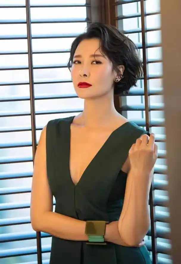 演员柯蓝23岁就年薪百万50岁依然单身有黄志忠陪伴不孤独