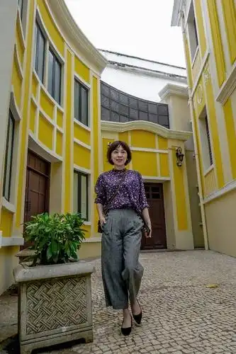 48岁主持人劳春燕生活照曝光,端庄大方被誉为"复旦才女"