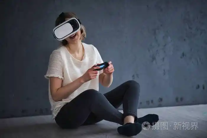 一个年轻女孩玩虚拟现实游戏