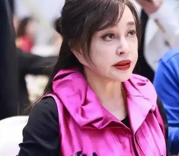 1952年出生的刘晓庆,如今已经有71岁了,然而荧幕上出现的她还是那么