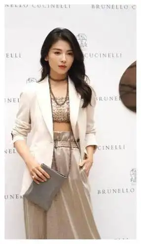 刘涛真容揭秘!米兰时装周新照曝光,脸庞变化惊人!_状态_人们_网友