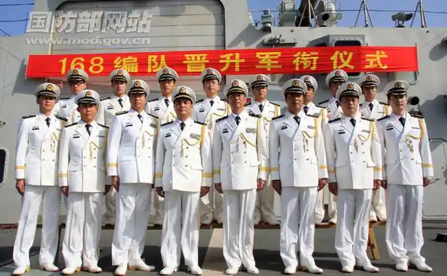 中国海军护航编队红海上晋衔仪式