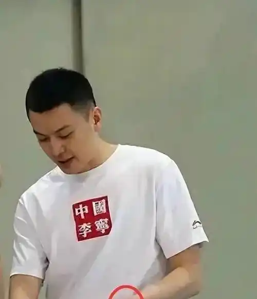 cba"颜王"杨鸣出轨网红,好男人形象崩了_唐佳良_妻子_孩子