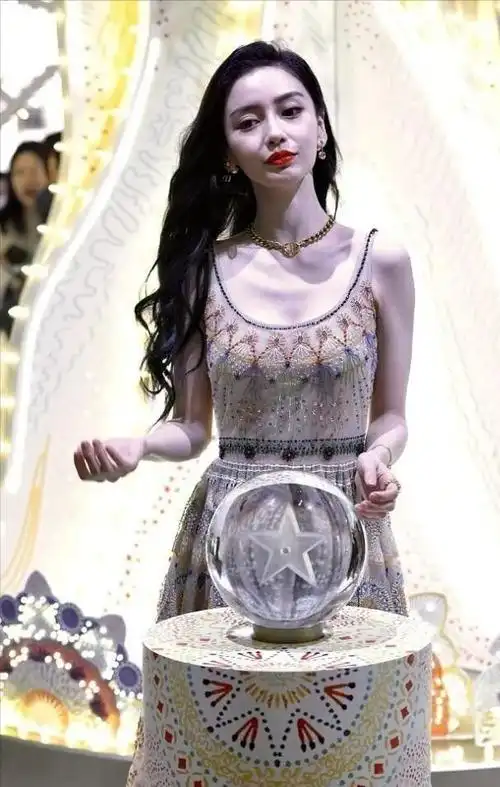 3,choker搭配偏分长卷发造型u型领口露肤面积较大,杨颖选择搭配一条