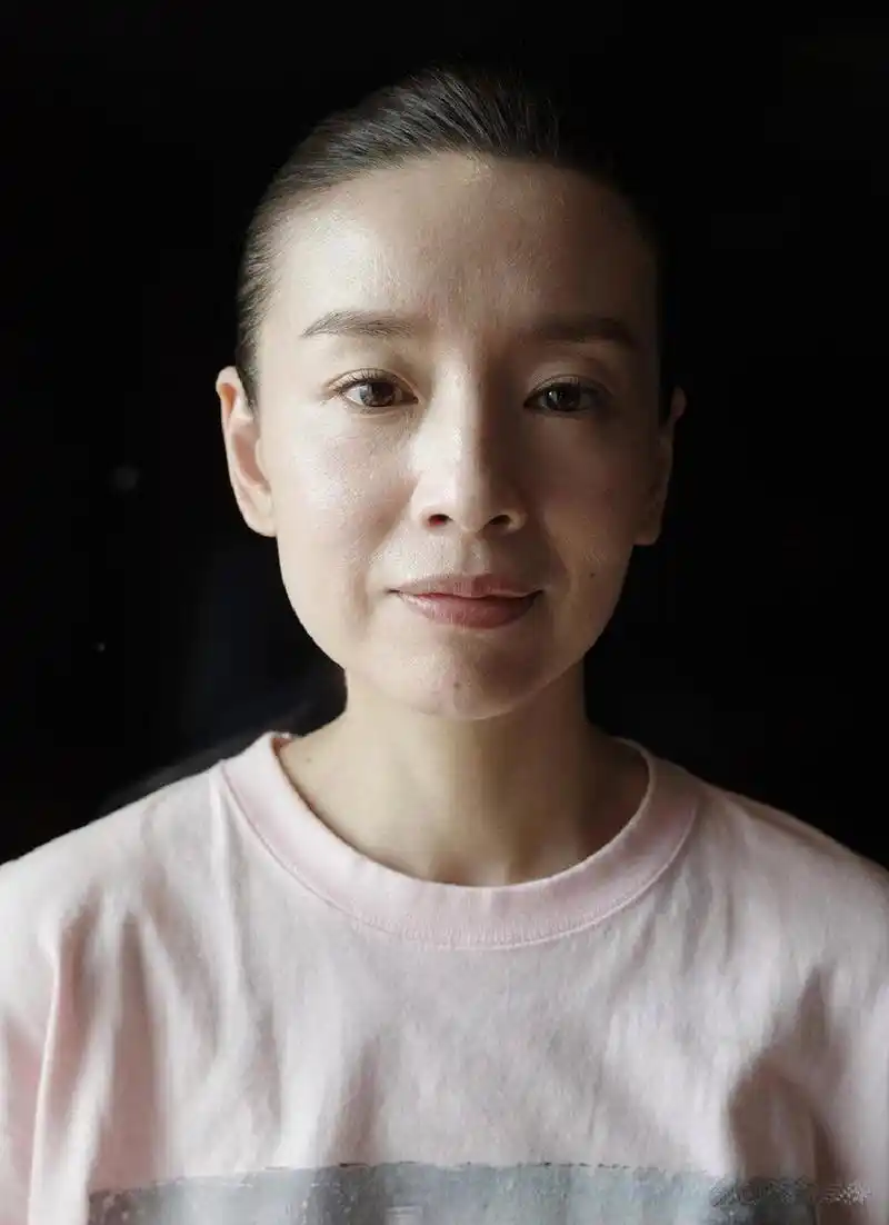 董洁素颜拍摄杂志,这皮肤状态太真实了