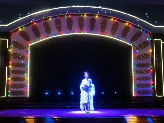 山影视城还定时准备了表演,在今夜百乐门里,展现了大上海歌舞厅的表演