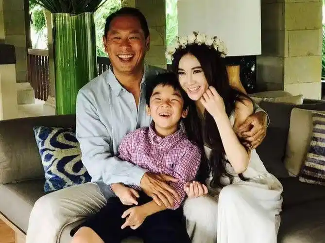 而这次,何祖光戴上帽子和墨镜,简单的白t短裤,为自己增添了不少少年感