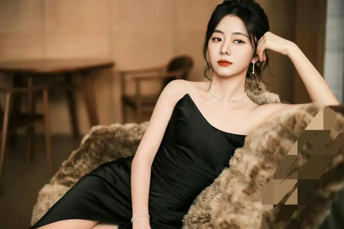 谭松韵穿黑色缎面礼服笑容甜美 ,嘴衔青提元气满满#娱乐最前沿#