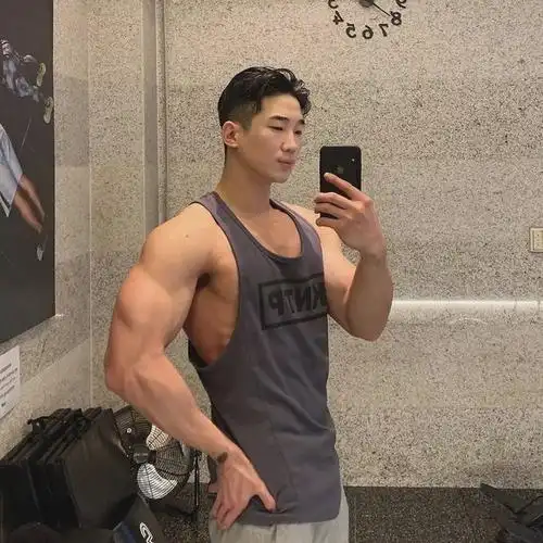 大长腿肌肉小哥被赞很长很tu,腹肌人鱼线完美比例馋哭了