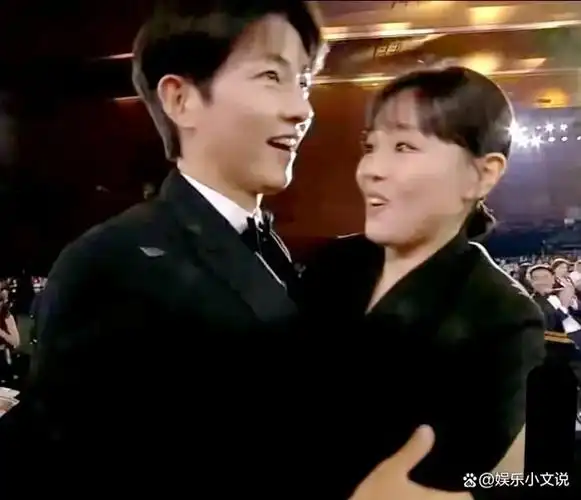 韩国百想艺术大赏宋仲基颗粒无收,深情凝望前妻宋慧乔,粉丝破防