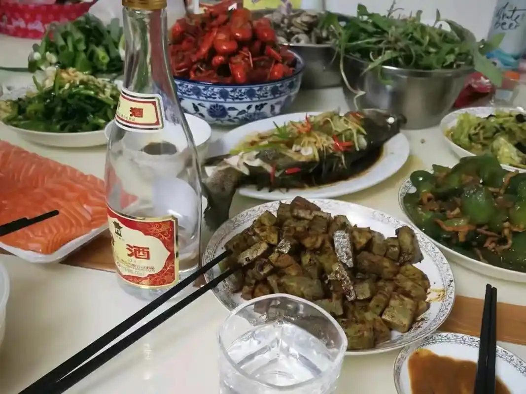 茅台之下,酒桌上公认口碑最好的6款白酒,月薪3000敞开喝无压力!  1.