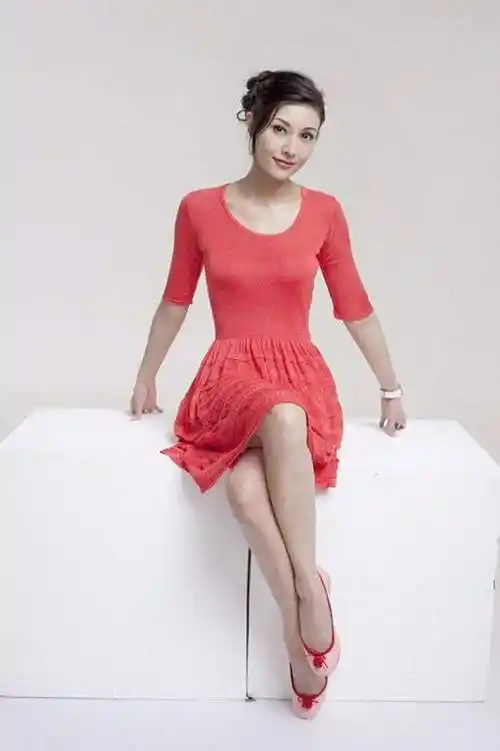 木头美人李嘉欣身高172cm47岁身材高挑美腿修长性感