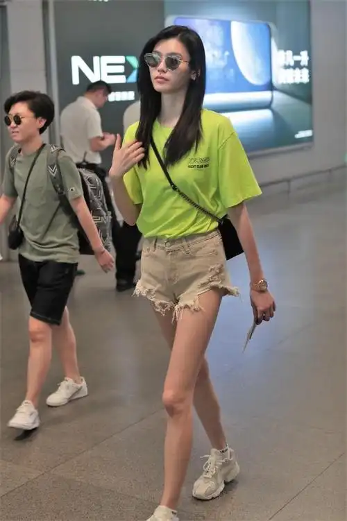 奚梦瑶继续超短热裤秀大长腿 网友:第一眼还以为拉链没拉