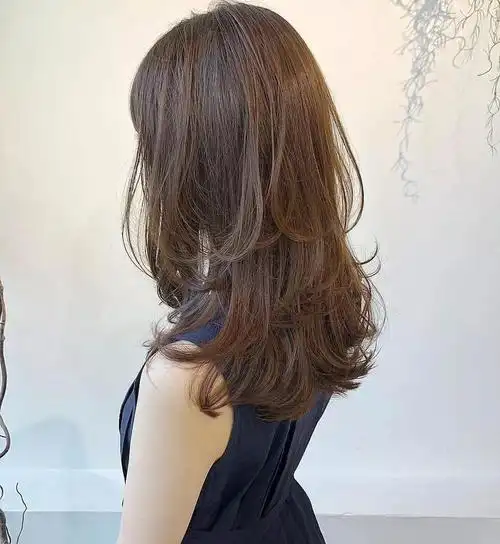 今年非常流行高层次的碎剪中长发超级好看又时髦