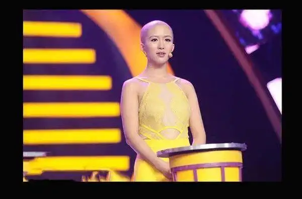 "光头美女"走红网络 大量美照曝光