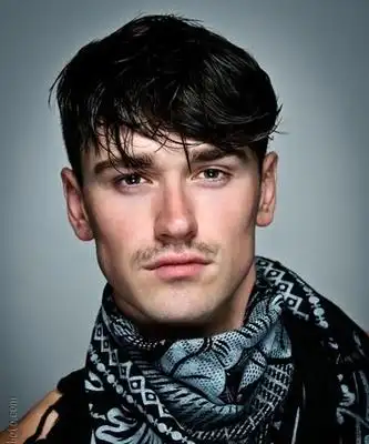 3,方形脸/田字脸 下巴比较方,很多外国超模的脸型,五官立体显得硬汉