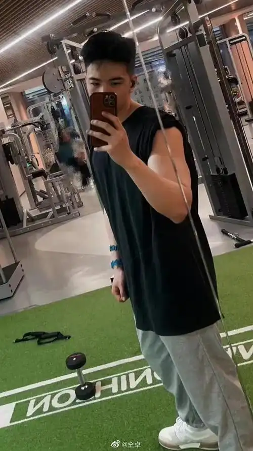 至今仝卓微博里仍然有不少粉丝支持互动,仝卓照样发歌.