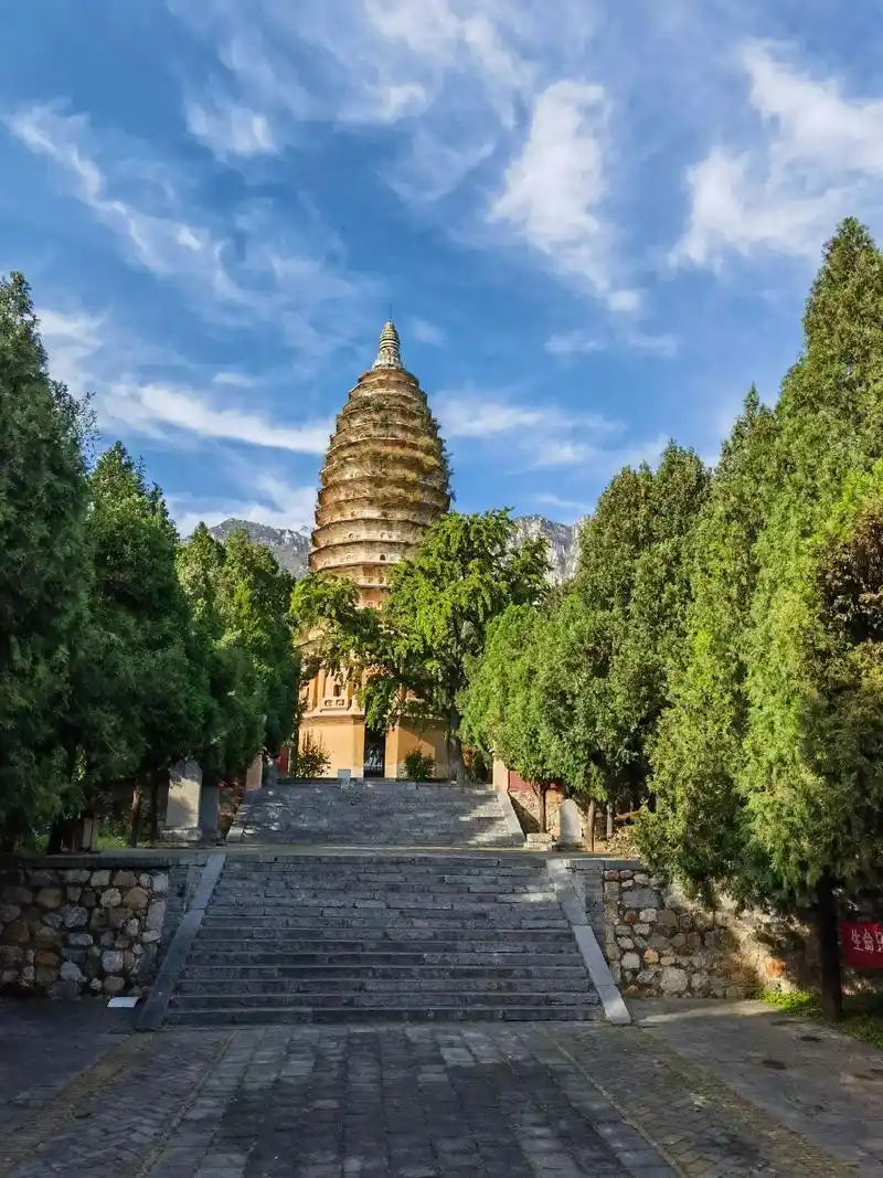 嵩岳寺塔,建于北魏正光年间,平面十二边形,中国最早的密檐式砖 - 抖音