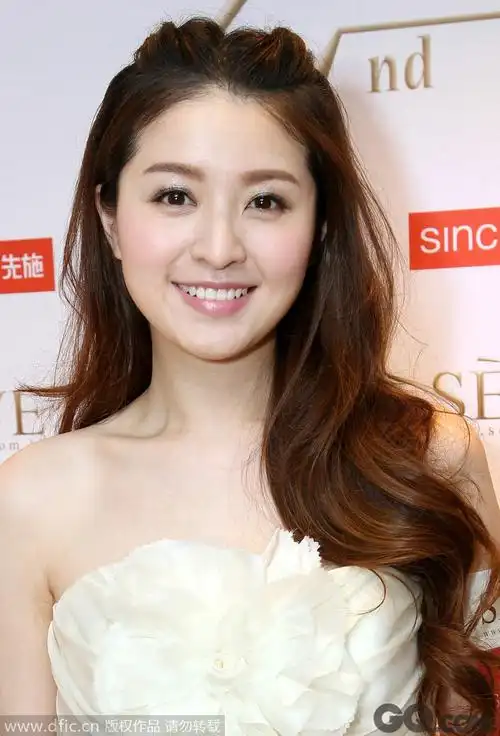 演戏不温不火嫁入豪门当阔太的女明星