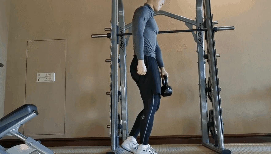 3. 单腿硬拉训练 每组10-15次; 完成2组.