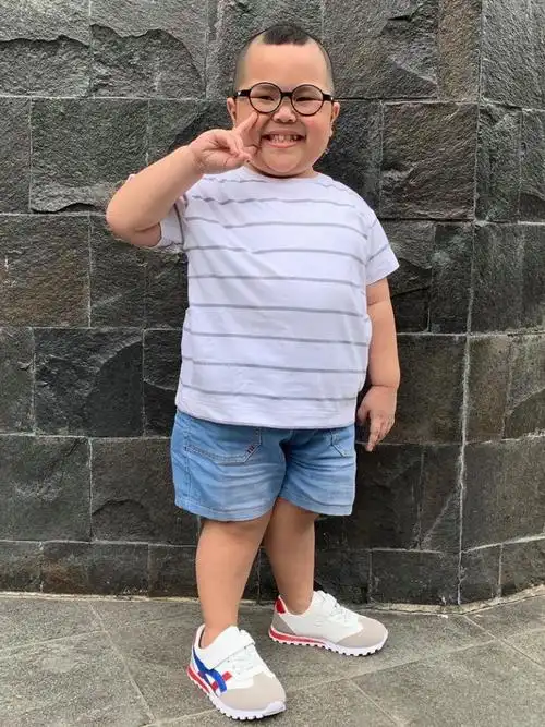 那个表情包上的小朋友tatan几岁了啊(已更新新照片)