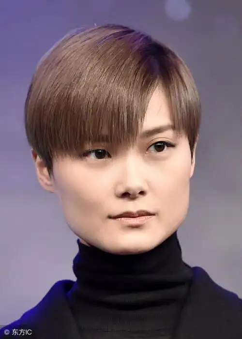 李宇春,十几年依旧保持帅气短发,这姑娘真俊