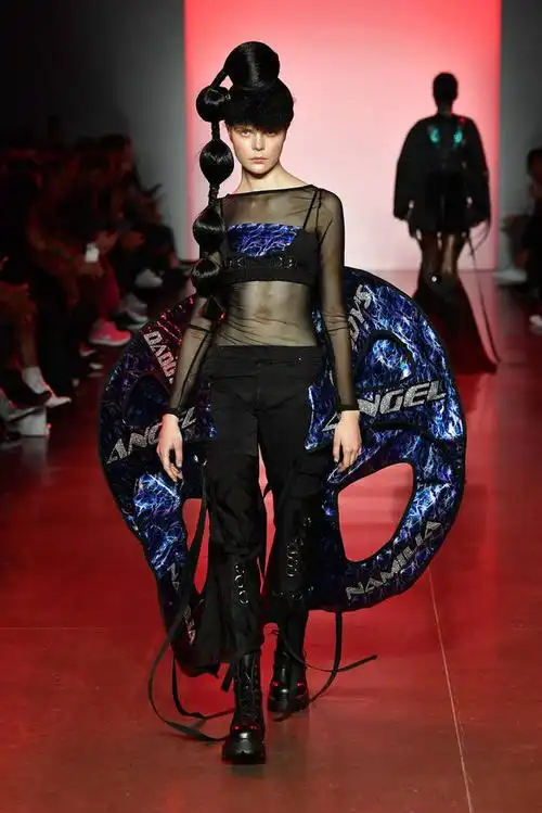 2018纽约时装周另类造型服饰走秀现场