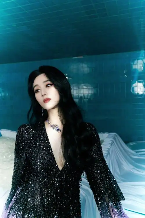 范冰冰超话@范冰冰身着georges hobeika2023秋冬渐变亮片流苏裙出席