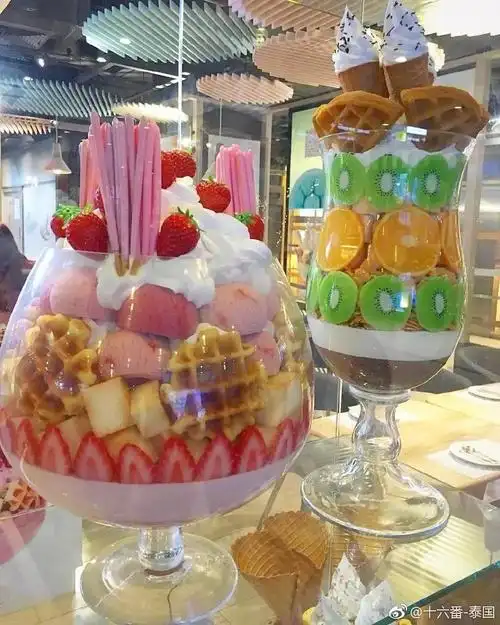 泰国巨型冰淇淋火了!据说十几个人一起才能吃完