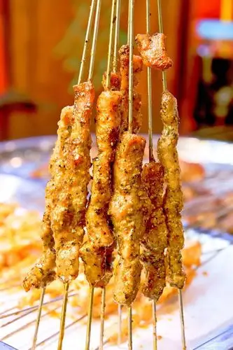 开在赌场里的店,专做东北硬核烧烤,1桌至少100 串起步!