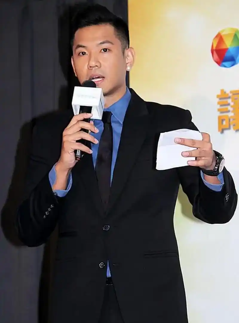 【陈建州竟然全裸给小s妈妈看】陈建州另外一名字叫黑人,让人脑补当时